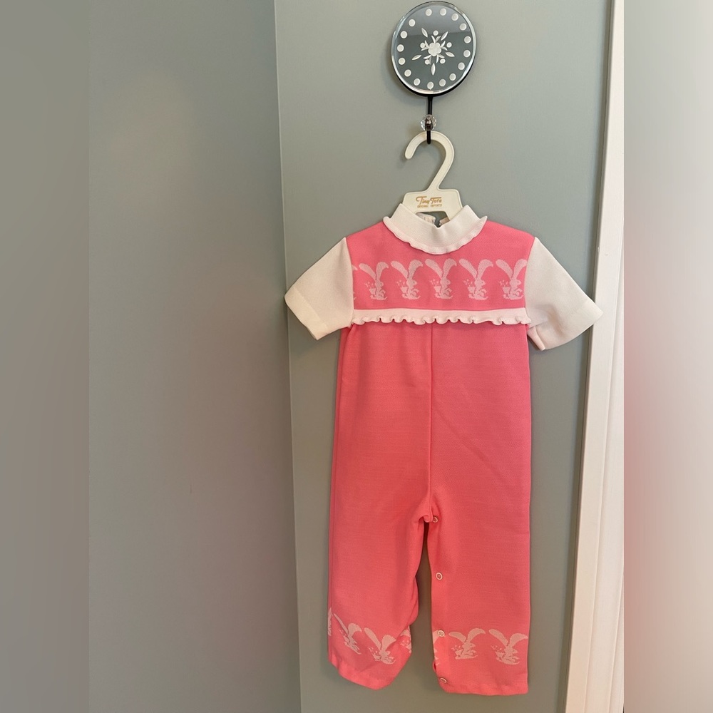Sweet Vintage 1970s Bunny pink jumpsuit. Used in good condition.